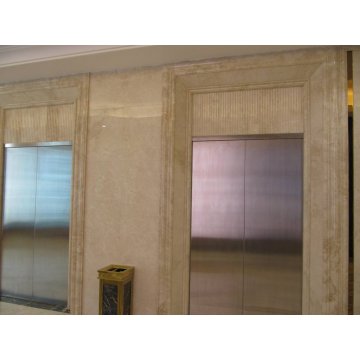 Лифтовая площадка из белого мрамора